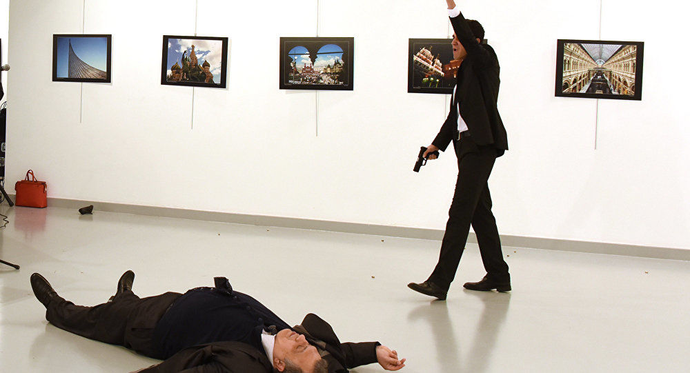 Elçi Karlov’un katilinin karesi yılın fotoğrafı seçildi